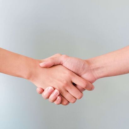 Zwei Personen geben sich die Hand